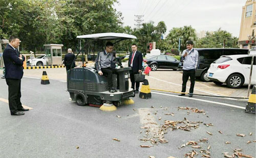 小区公共区域的保洁还是得靠高效的电动扫地机 电动扫地机