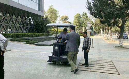 小区公共区域的保洁还是得靠高效的电动扫地机 电动扫地机